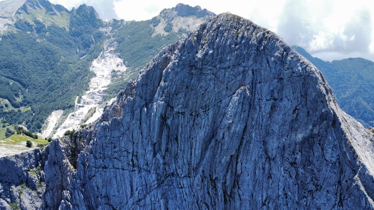 Trekking alle finestre delle Alpi Apuane con notte in bivacco.